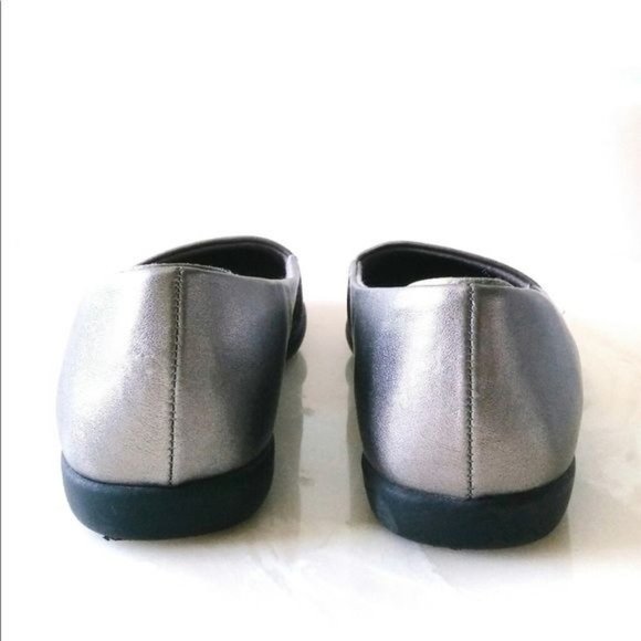 DR. SCHOLL'S TRULY SILVER METALLIC COMFORTABLE CLOSED TOE FLATS WOMENS 8 - Picture 5 of 6